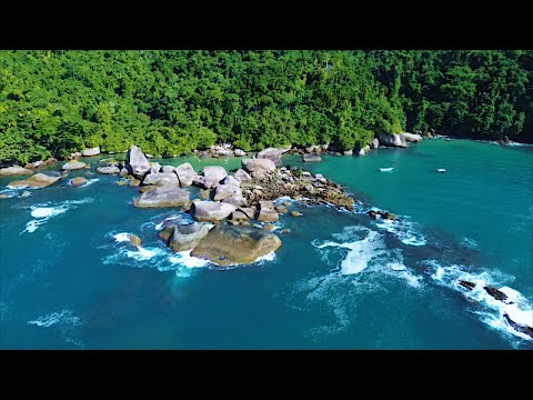 Explorando as piscinas naturais de Trindade: Aventura divertida com amigos